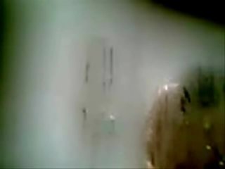 Aziýaly eje in the duş
