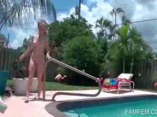 Προκλητικός blondie παρουσίαση γυμνός σώμα στο πισίνα