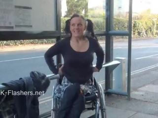 Paraprincess utomhus exhibitionism och blinkande wheelchair bundet baben visning