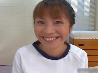Cativante japonesa mestra a chupar dela doktors