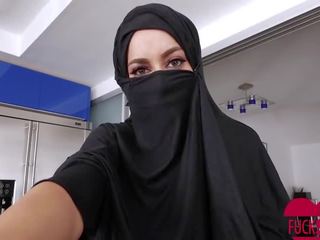 Krūtainas arābu pusaudze violates viņai religion