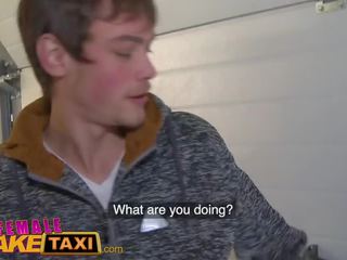 Žena falešný taxi mechanik dává desiring horký blondýnka a plný sexuální služba