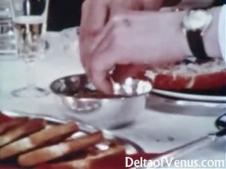 Tappning smutsiga klämma 1960s - hårig full-blown brunett - bord för tre