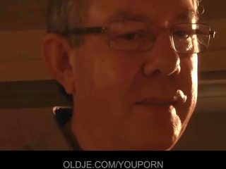 Starý človek helps masturbovanie malinký na úprava