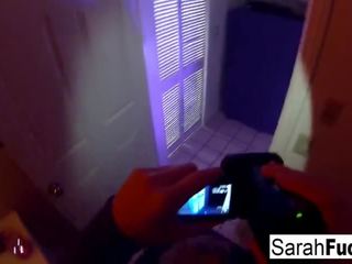 Pornotähti sarah jessie antaa a bj sisään the kylpyhuone