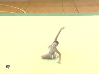 Corina करते हुए टॉपलेस gymnastics