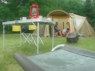 Suzie diamante en un camping
