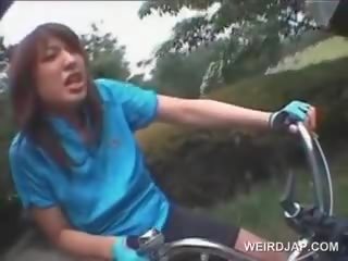 Підліток японська дівчинки фалоімітатор трахкав в той час як скаче bikes