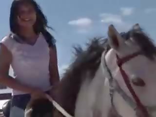 Kvinne fra thailand ridning en hest