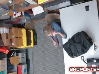 Adventurous shoplifting amatur spy-cam ficken im geschäft hinterzimmer