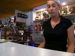 Barmaid lenka paid til hardcore knulling