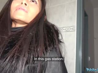 Verejnosť zástupca neuveriteľný thajské seductress fucked ťažký v chlipný gas stanice toaleta súložiť
