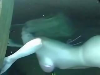 Flörtig underwater bikinin ung lady