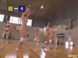 Aficionado asiática niñas jugar desnudo baloncesto