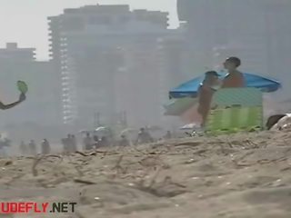 First-rate 辣妹 拍摄 lounging 上 一 裸体主义者 海滩