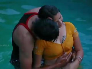 Súper mamatha romance con youth joven hombre en nadando pool-1
